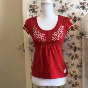 Topp - Söt topp från Kappahl med broderade blommor 🌺✉️
