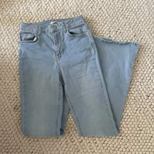 Säljer mina jättefina bootcut jeans från nakd då de tyvärr inte kommer till användning längre💗 Använda ca 5 ggr och är i jättebra skick (org pris 499kr) pris går att diskutera! 