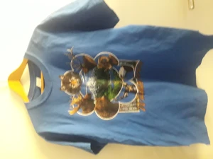 T-shirt - Blå tshirt stl m bra skick Obs, slits i sidorna  