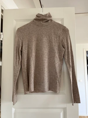 Tunn tröja  - Tunn tröja i beige från zara, oanvänd! Köpare står för frakt, kan mötas upp i Malmö/ Lund!