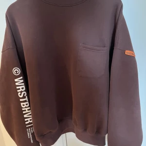 Wrstbhvr tröja - Wrstbhvr tröja, strl S passar M, perfekt skick nypris 849🔥