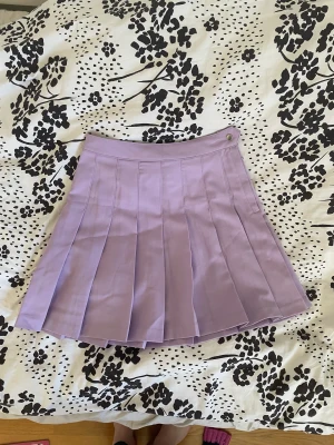 Jättesöt veckad kjol - Säljer denna kjol för att jag har för många. Storleken är 34 och passar mig som är XS-S Den är i nyskick och köptes för 200kr! Priset kan diskuteras!!