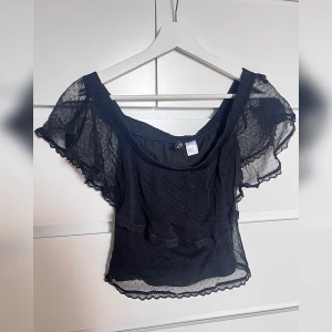 Offshoulder topp - Säljer den här söta sommar/ festtoppen då den inte kommer till användning. Bra att veta är att den inte är särskilt stretchig i materialet, den passar någon som är Xs-S🤍Skiv gärna till mig om du undrar något