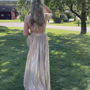 Balklänning - Säljer nu min fina balklänning dä jag inte kommer få någon användning av den mer. Använd 1 gång och i perfekt skick!!! Köpte för 1599kr. 