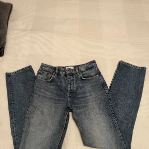 Mid-rise Zara jeans - Säljer mina populära zara jeans i en supersnygg tvätt! De säljs inte längre och är endast använda ett fåtal gånger! Jag skulle säga att de är en snygg mid-rise med raka ben💗💗köparen står för frakt!