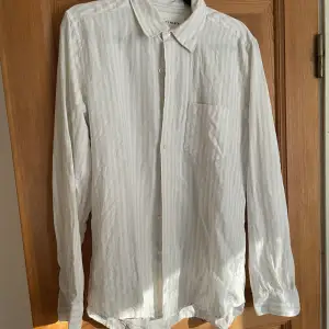 Säljer en vit/beige randig skjorta från märket A Day’s March i storlek Medium.  Köpt ny för cirka 1200kr