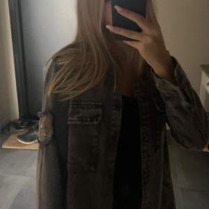 Säljer denna gråa jeans jackan från Chelsea! Jättebra skick med en fin detalj på ärmen💗💗orginalpris: 799kr