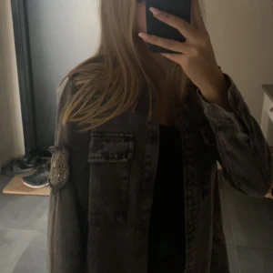 Grå jeans jacka - Säljer denna gråa jeans jackan från Chelsea! Jättebra skick med en fin detalj på ärmen💗💗orginalpris: 799kr