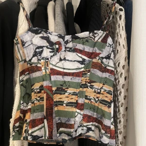 Supersnygg mönster topp!  - Säljer denna jättefina topp från Prettylittlething! Helt ny med prislapp kvar, säljer pga fel storlek ☺️