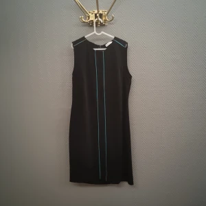 Calvin Klein Klänning  - Calvin Klein relax klänning Storlek 36-38 Svart med gröna detaljer Bra skick 