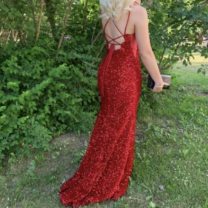 Balklänning  - Säljer min superfina balklänning från märket MasCara. Använd 1 gång. Stl 36. Jag är 165 lång + klack 🙌🏻 Nypris 3 500:- Kom med bud 