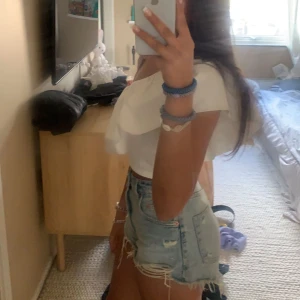 Vit topp Gina  - Säljer min vita dom med 1 Axel då den inte kommer till användning längre. Köpte den för 2 månader sen ungefär och har använt 1 gång sen dess. Skriv för fler bilder privat.💗