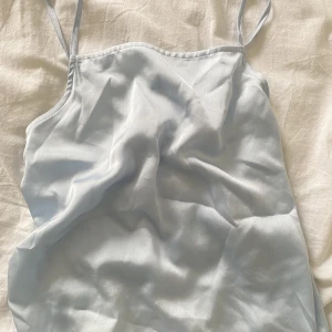 Satin topp - Helt ny satin topp från Gina Tricot! Jättefin ljusblå färg. Den är i storlek S men funkar som M. Skriv för fler bilder! 💖