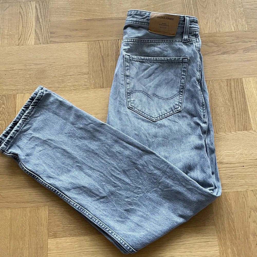 Jack n Jones jeans gråa som är för stora,  Helt okej skick inga defekter.. Jeans & Byxor.