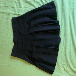 Svart plisserad minikjol - Minikjol från monki, inte så använd och i fint skick⭐️💘 Nypris: 299kr Mitt pris: 100kr