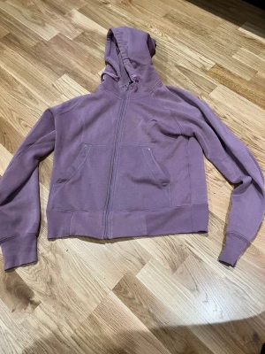 Ziphoodie  - Lila ziphoodie. bra skick och sitter bra. Ej fodrad men håller värmen bra.