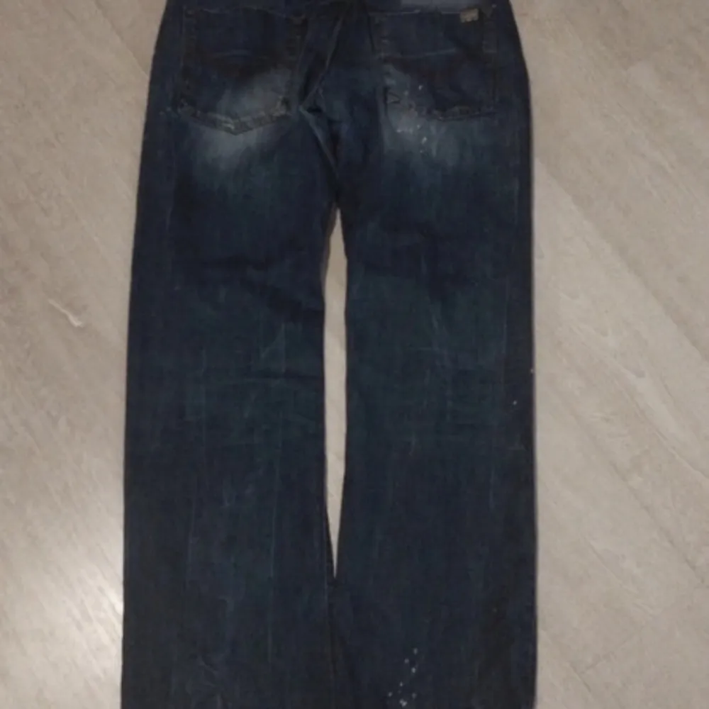 Feta vintage baggy y2k jeans med paint splatter. Storlek känns som 34/34.. Jeans & Byxor.