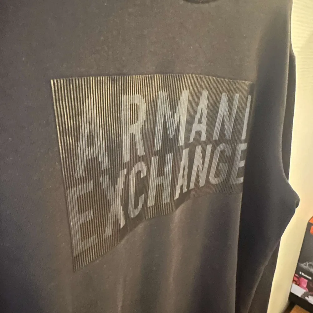 Riktigt snygg och cool Armani tröja, den är i nyskick nästintill aldrig använd bara testad fåtal gånger!. Tröjor & Koftor.