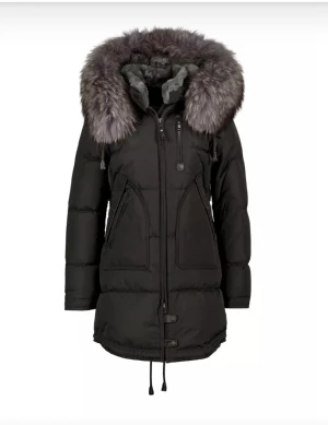 Cedrico jacka  - Mörkgrå, längre dunjacka med luva från det Norska märket Cedrico. Har bara änvänt den 5 gånger så den är nästan ny .Jackan har en avtagbar luva som är fodrad med tvättbjörn och kaninpäls samt har en grå avtagbar pälskrage. Ord.pris ca 7500kr.