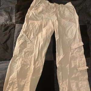 Cargo byxor - Vanilj vita y2k cargo pants från Urban outfitters💕säljs för att de inte längre kommer till användning, de är i bra skick