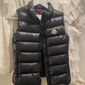 INTRESSEKOLL - Intressekoll på min moncler väst, pris kan diskuteras!!🩷 skriv om du har några frågor