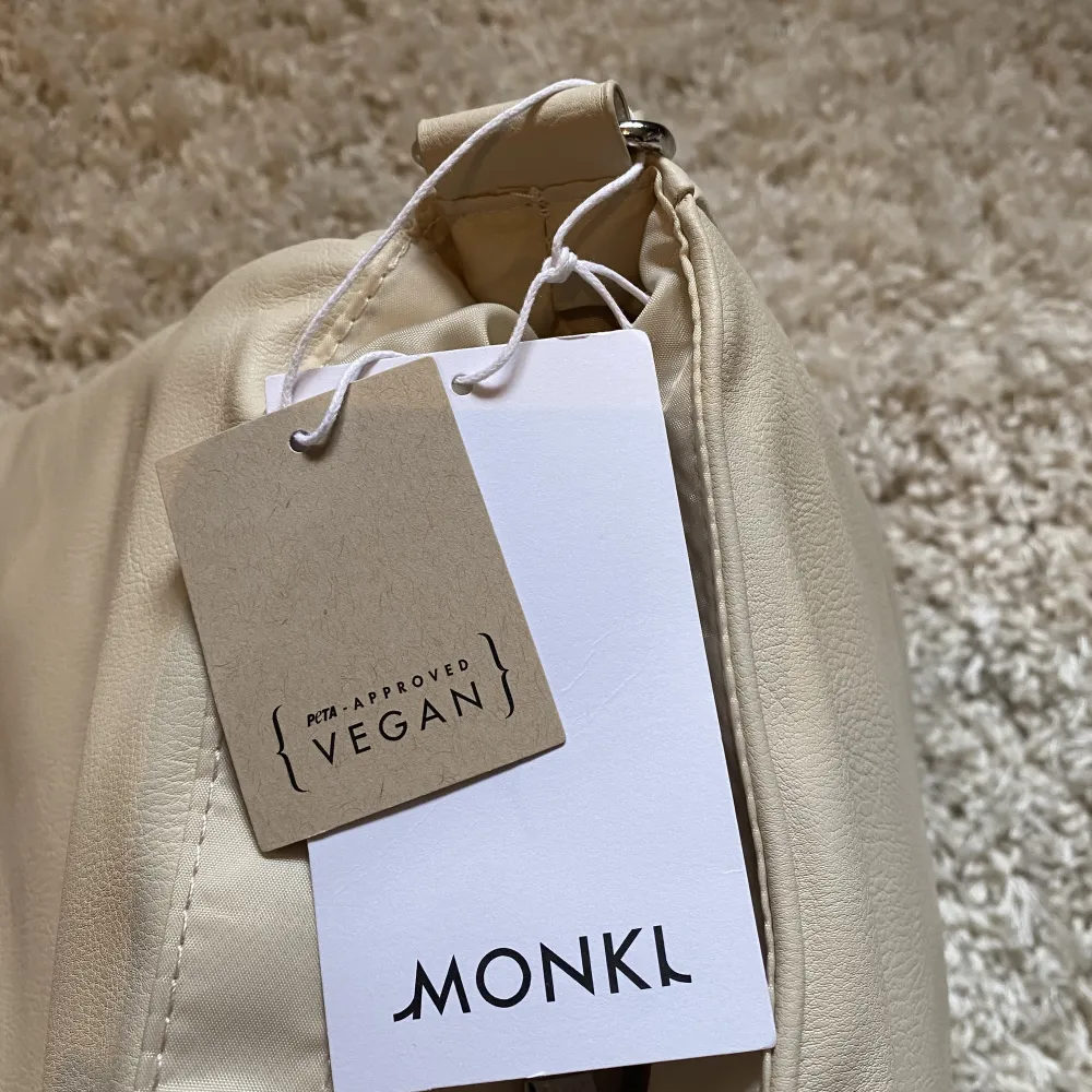 Väska från Monki perfekt till vintern💓  Köpt för ett år sen men aldrig användt, prislapp finns kvar. Kontakta mig om du har frågor eller vill ha fler bilder💓                 ↔️Bredd: 31cm ↕️Längd: 21 cm. Väskor.