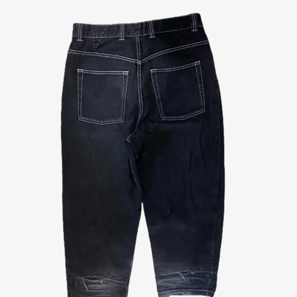 Riktigt Baggy jeans i storlek M. Sitter bra. Lite slitna nertill men annars bra kvalite . Jeans & Byxor.