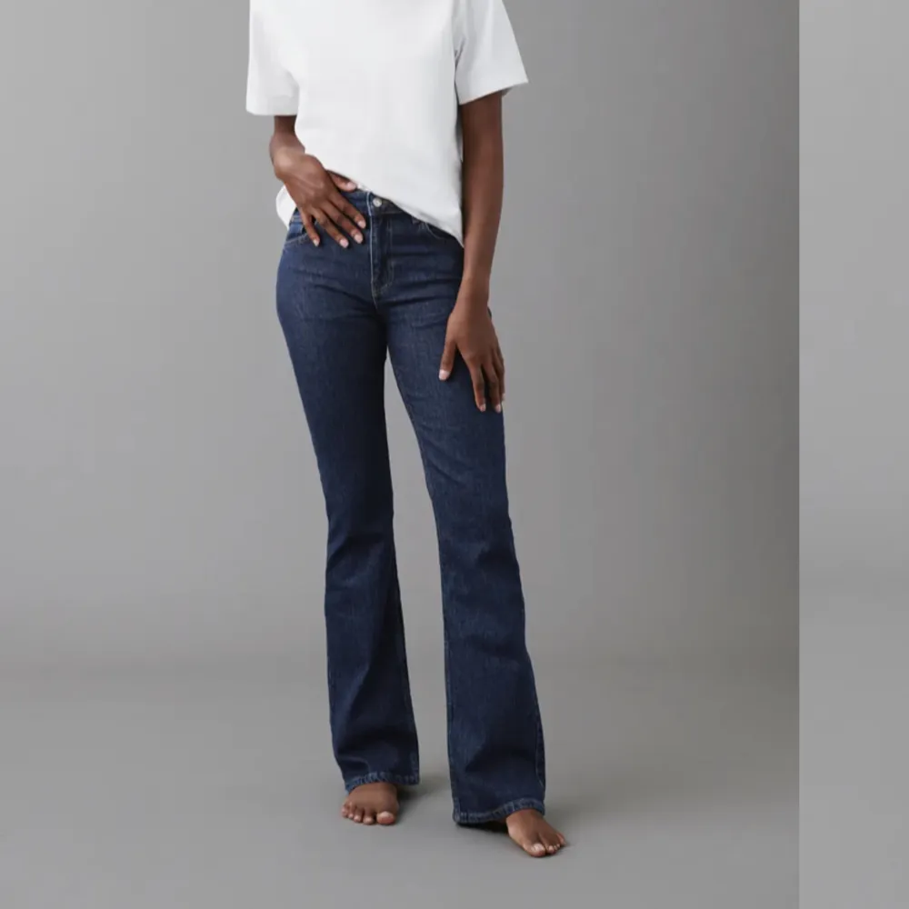 Säljer dessa mid waist flare jeans. Skriv om ni vill ha fler bilder, väldigt bra skick o pris kan diskuteras 💕 anstånd gärna köp nu . Jeans & Byxor.