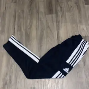 Adidas byxor! Dessa byxor är helt nya har aldrig användt dom fick dom i present men inte haft någon användning av dom tyvärr!