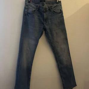 Jeans - Ett par snygga och bekväma jeans, säljes för dom inte kommer till användning, endast testade aldrig använt dessa. Skick 10/10 Tveka inte på att skriva!!!