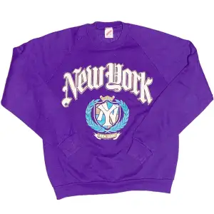 Vintage 90s sweatshirt. En tvär skön tröja från mitten av 90talet med äkta retro känsla Skick: 8/10
