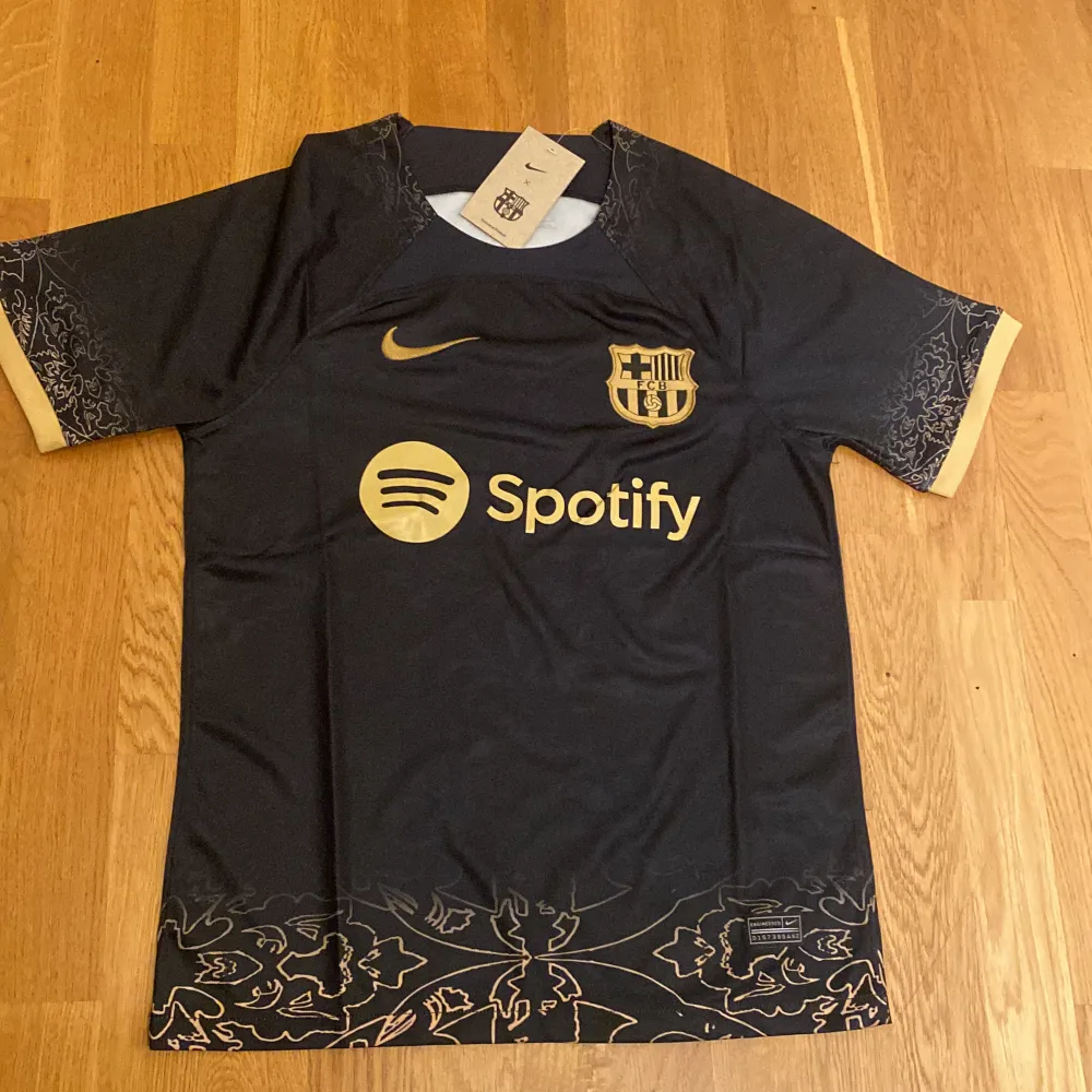 Detta är en svart/guldig FC Barcelona special tröja. Den är i väldigt bra skick och aldrig använd.. Övrigt.