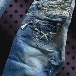 Y2k Jeans Flared 3 - Flared jeans med fina broderi och detaljer på fickorna. Sitter flared och fint.  Midjemått: 39cm Innerbenslängd: 87cm Längd: 109cm Benöppning: 19cm  PRISET ÄR DISKUTERBART 