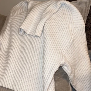 Vit tjock polo tröja  - Vit polo i tjockt material. Håller dig varm och är snygg! 