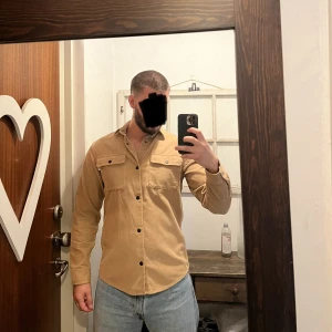 Jack & Jones jacka - Stilren Jack & Jones jacka. Bra skick och knappt använd. Bra med fickor på tröjan/jackan. 