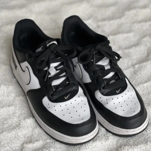 Nike air force 1’07 - Svart/vita nike air force 1’07 i storlek 35. Sparsamt använda. Nypris 1399 kr. 
