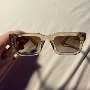 Chimi 05 - Chimi 05 glasögon till säljes. Skicket är bra förutom en repa på ena sidan (syns på bild). Färgen heter ecru. Nypriset ligger på 1250. Mitt pris är 499. Priset är ej hugget i sten!