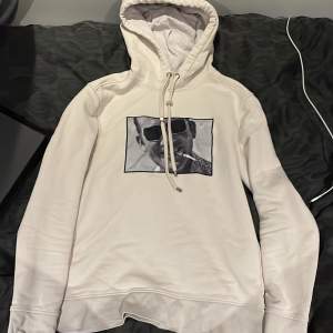 Limitato hoodie jätte bra skick har växt ur den därför jag säljer  Burr gärna  Pris kan diskuteras 