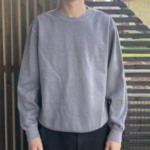 Grå weekday sweatshirt i storlek L. Sitter helt perfekt på mig som har M däremot. Nypris 400. Säljer för 159kr. 