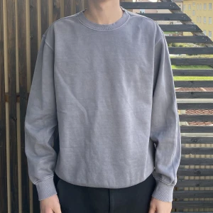 Weekday sweatshirt  - Grå weekday sweatshirt i storlek L. Sitter helt perfekt på mig som har M däremot. Nypris 400. Säljer för 159kr. 
