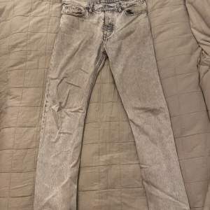 2 riktigt feta hope jeans. Köp 2 för 1199 eller 1 för 699💯🔪🔪 Strlk:30 skick 7/10. Färg: svart och grå! 🔪🔪💯💯 riktigt skön passform🤙