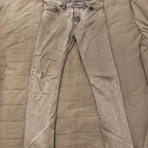 Hope jeans - 2 riktigt feta hope jeans. Köp 2 för 1199 eller 1 för 699💯🔪🔪 Strlk:30 skick 7/10. Färg: svart och grå! 🔪🔪💯💯 riktigt skön passform🤙