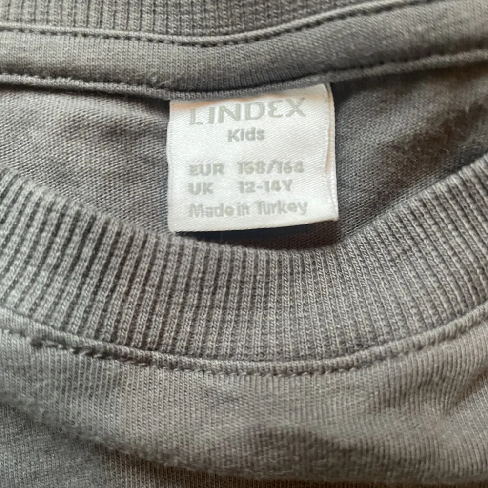 Snygg t-shirt ifrån Lindex, använd några jätte få gånger. Helt nyskick. Kostar bara 25 kroner (nypris 199kr). T-shirts.