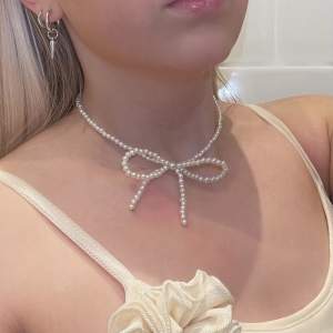 ROSE NECKLACE är nu till salu! Stilrent och snyggt halsband som piffar upp din outfit. Perfekt till höstens festligheter! 