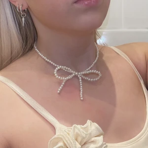 ROSE necklace - ROSE NECKLACE är nu till salu! Stilrent och snyggt halsband som piffar upp din outfit. Perfekt till höstens festligheter! 