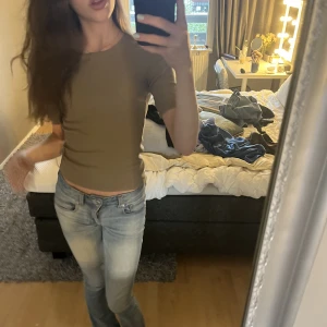 Kortärmad grön t-shirt  - Säljer denna mörkgröna/brunaktiga tröjan från gina❤️❤️ Köpt second hand men fortfarande i bra kvalite❤️