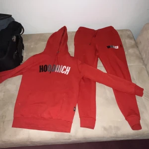 Hoodrich dress  - Hoodrich dress storlek s på båda byxorna och tröjan 