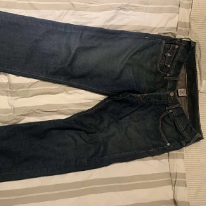 True religion jeans  - True religion jeans, knappt använt, storlek 36 men passar mer bra 33/34, straight/flare fit, kan mötas I sthlm eller frakta. 