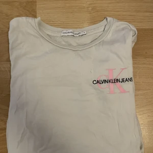 Fin calvin klein t-shirt - Väldigt fin och kön i materialet, är i storlek 10 man själv skulle jag säga den passar upp till 12-13💗