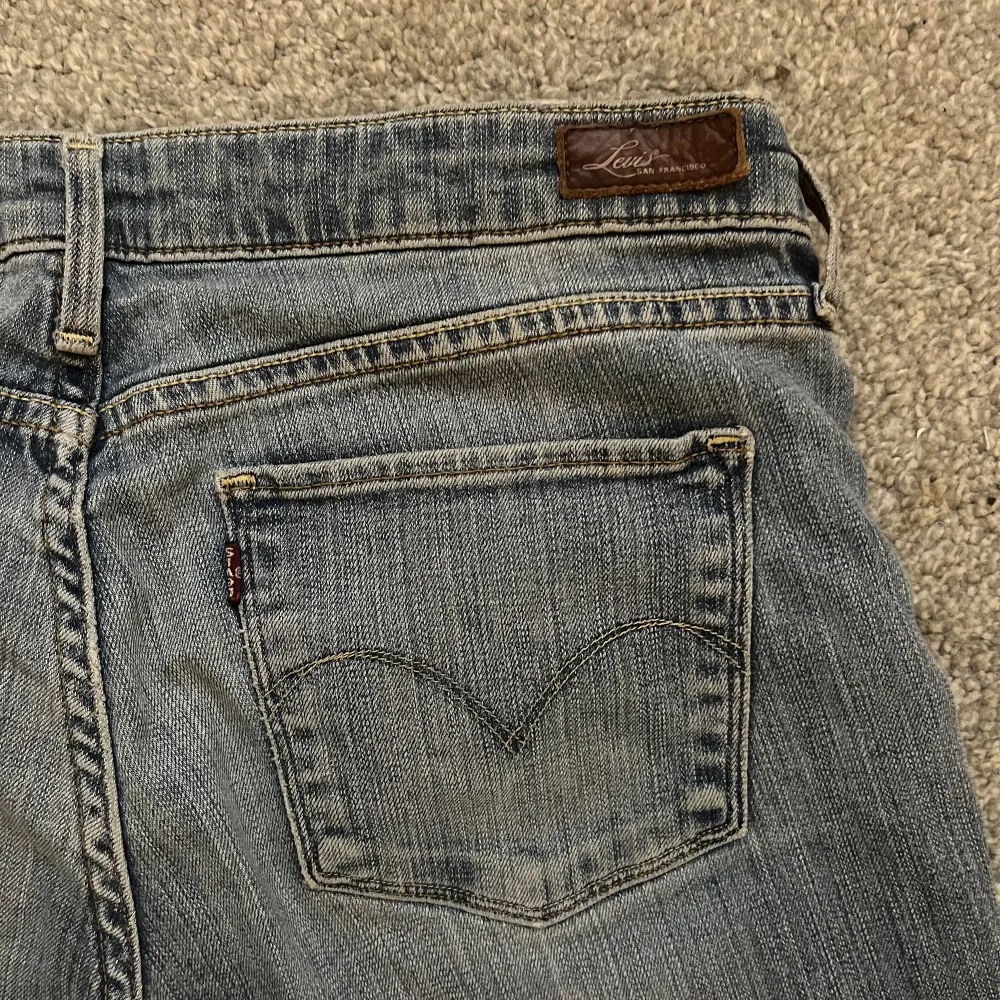 Säljer dessa superfina lågmidjade bootcut jeansen från Levi’s då de är för stora för mig. Kontakta mig vid intresse eller fler bilder. Pris kan diskuteras. Köparen står för frakten🤍🤍. Jeans & Byxor.